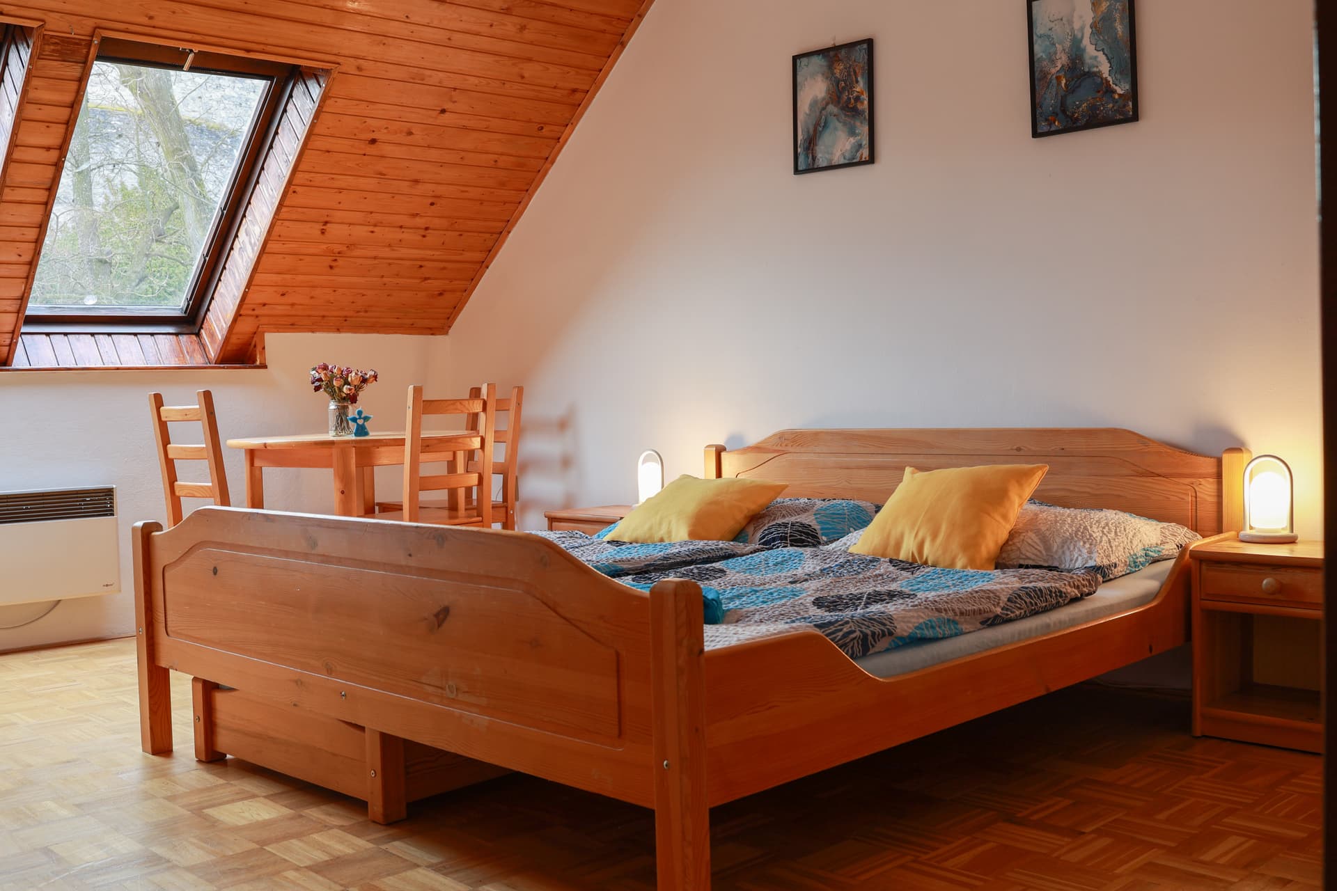 Ubytování U Anděla - útulný pokoj s dřevěným stropem